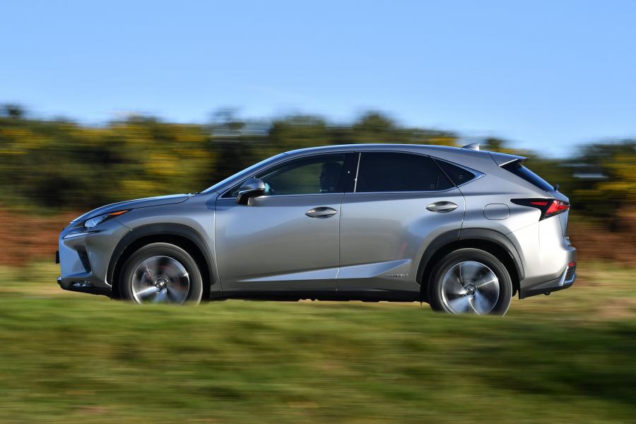  Lexus NX300h 2017 года  (UK) (фото 17 из 40)